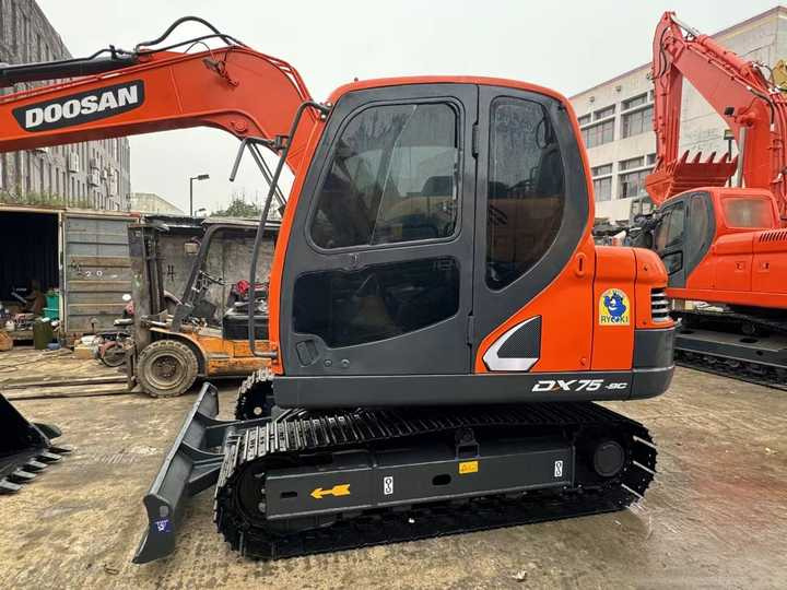 Used Digger DOOSAN DX75 Construction Machinery Construction Digger Used DOOSAN DX75 Cheap Excavator - Escavadora de rastos: foto 4 Used Digger DOOSAN DX75 Construction Machinery Construction Digger Used DOOSAN DX75 Cheap Excavator - Escavadora de rastos: foto 4