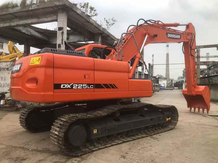 Used Excavator Doosan DX225LC Excavators Mini Equipment Earth Moving Machinery Doosan Digger Excavator for Sale - Escavadora de rastos: foto 2 Used Excavator Doosan DX225LC Excavators Mini Equipment Earth Moving Machinery Doosan Digger Excavator for Sale - Escavadora de rastos: foto 2