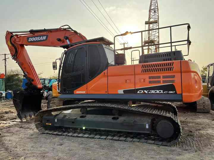 Used Excavator Doosan DX300 Excavators Mini Equipment Moving Machinery Doosan Digger Excavator for Sale - Escavadora de rastos: foto 1 Used Excavator Doosan DX300 Excavators Mini Equipment Moving Machinery Doosan Digger Excavator for Sale - Escavadora de rastos: foto 1