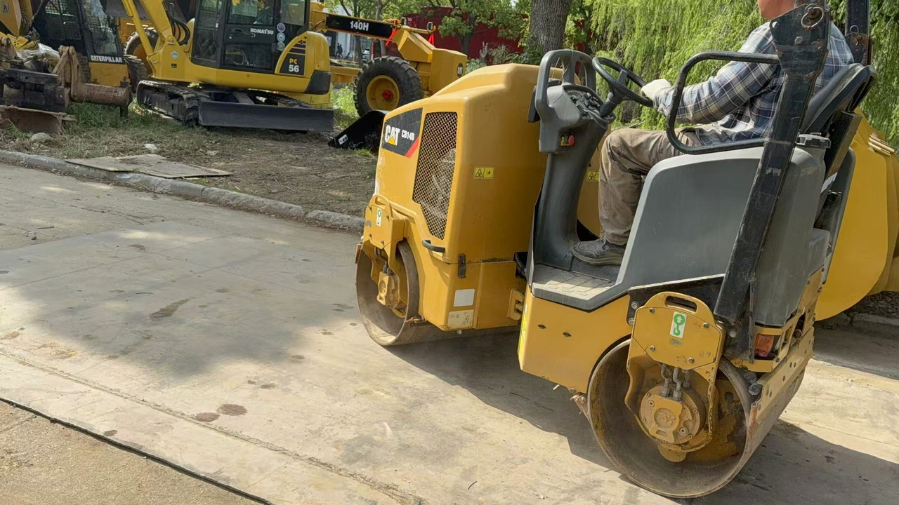 CATERPILLAR CB14B - Compactador de asfalto: foto 4 CATERPILLAR CB14B - Compactador de asfalto: foto 4