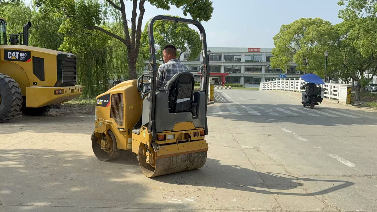 CATERPILLAR CB14B - Compactador de asfalto: foto 2 CATERPILLAR CB14B - Compactador de asfalto: foto 2
