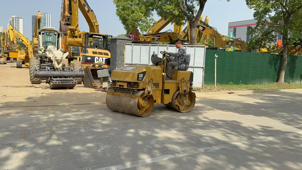 CATERPILLAR CB24B - Compactador de asfalto: foto 3 CATERPILLAR CB24B - Compactador de asfalto: foto 3