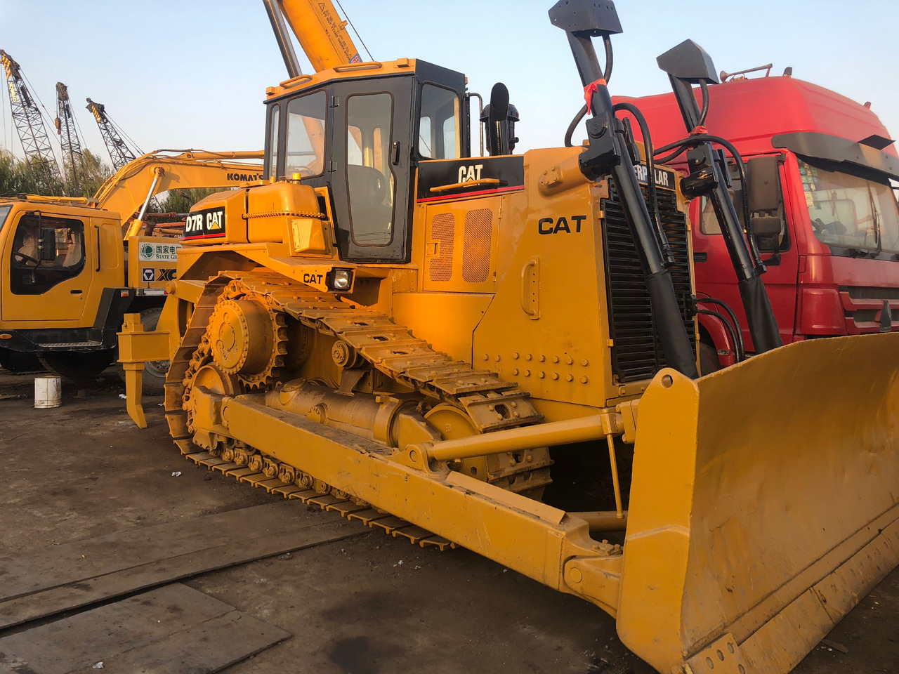 CATERPILLAR D7R - Buldôzer: foto 1 CATERPILLAR D7R - Buldôzer: foto 1
