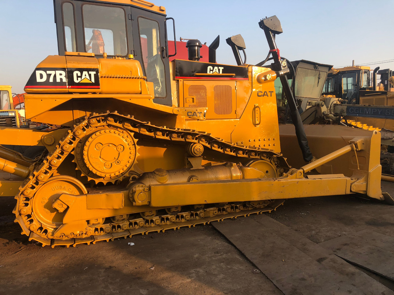 CATERPILLAR D7R - Buldôzer: foto 3 CATERPILLAR D7R - Buldôzer: foto 3