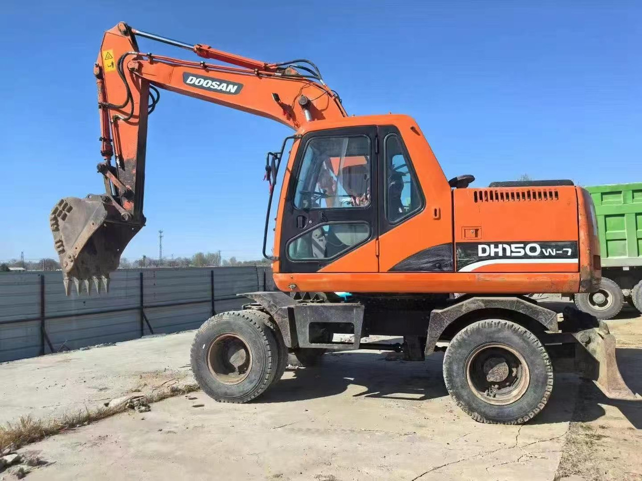 DOOSAN DH150W-7 - Escavadeira de rodas: foto 2 DOOSAN DH150W-7 - Escavadeira de rodas: foto 2