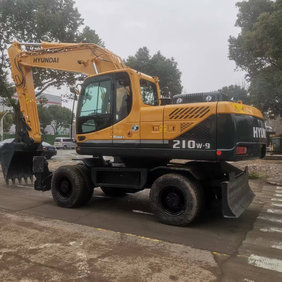 HYUNDAI R210W-9 - Escavadeira de rodas: foto 1 HYUNDAI R210W-9 - Escavadeira de rodas: foto 1