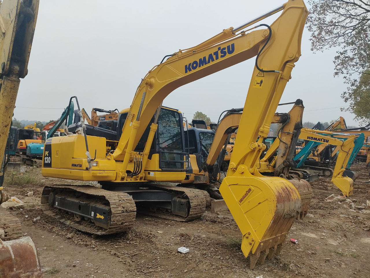 KOMATSU PC130-7 - Escavadeira de rodas: foto 1 KOMATSU PC130-7 - Escavadeira de rodas: foto 1