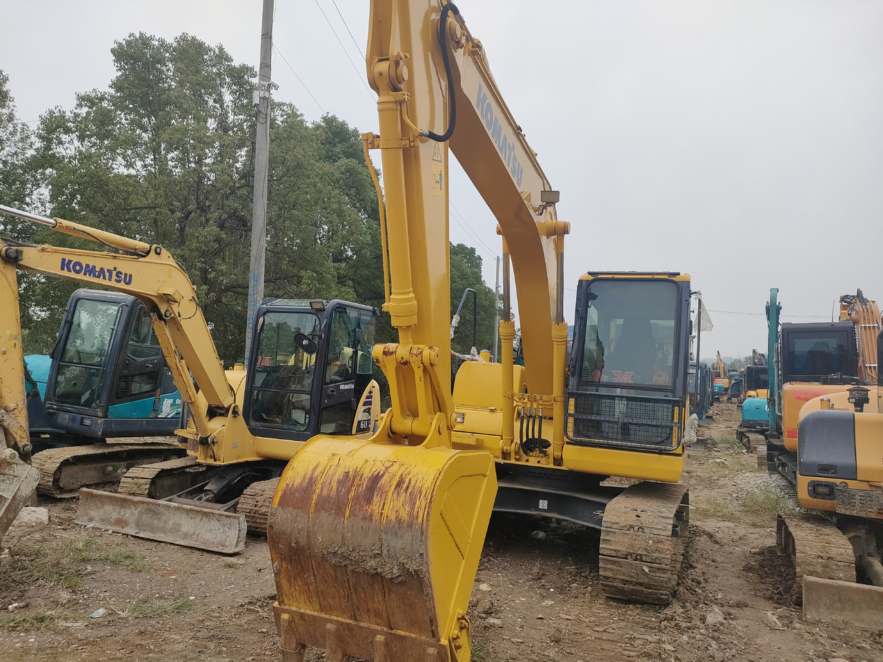 KOMATSU PC130-7 - Escavadeira de rodas: foto 3 KOMATSU PC130-7 - Escavadeira de rodas: foto 3