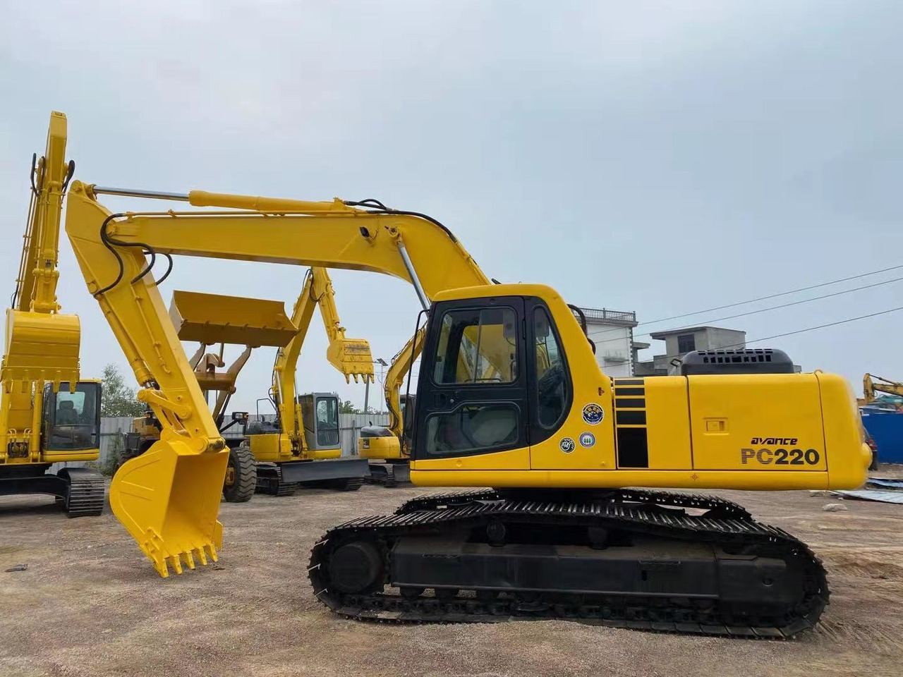 KOMATSU PC220-6 - Escavadora de rastos: foto 1 KOMATSU PC220-6 - Escavadora de rastos: foto 1