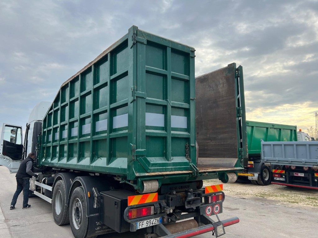 CONTAINER SCARRABILE USATO CON GRU E POLIPO - Contentor ampliroll: foto 3 CONTAINER SCARRABILE USATO CON GRU E POLIPO - Contentor ampliroll: foto 3