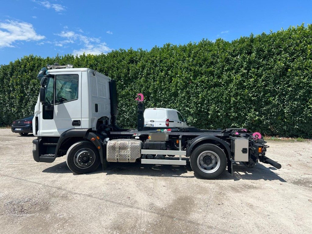 IVECO EUROCARGO 120E28 CON SCARRABILE NUOVO - Camião polibenne: foto 2 IVECO EUROCARGO 120E28 CON SCARRABILE NUOVO - Camião polibenne: foto 2
