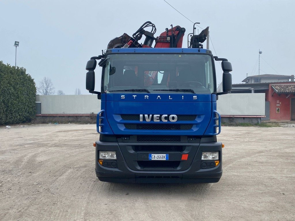 IVECO STRALIS 260.450 SCARRABILE CON GRU - Camião polibenne: foto 2 IVECO STRALIS 260.450 SCARRABILE CON GRU - Camião polibenne: foto 2