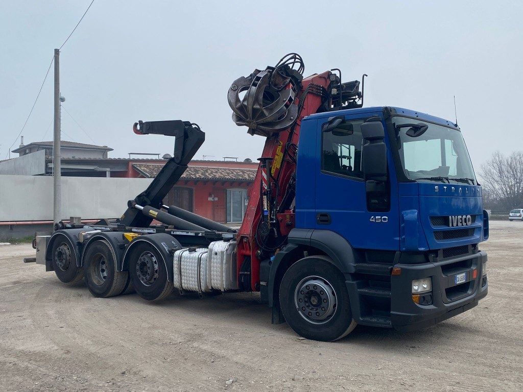 IVECO STRALIS 260.450 SCARRABILE CON GRU - Camião polibenne: foto 1 IVECO STRALIS 260.450 SCARRABILE CON GRU - Camião polibenne: foto 1