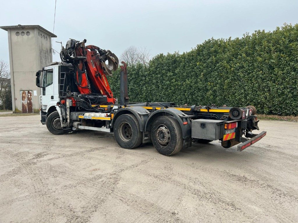 IVECO STRALIS 260S42 SCARRABILE USATO CON GRU - Camião polibenne: foto 3 IVECO STRALIS 260S42 SCARRABILE USATO CON GRU - Camião polibenne: foto 3