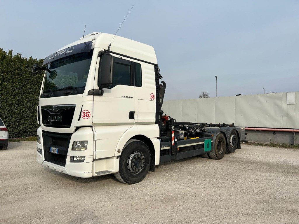 MAN TGX 26.480 SCARRABILE CON GRU DIETRO CABINA - Camião polibenne: foto 1 MAN TGX 26.480 SCARRABILE CON GRU DIETRO CABINA - Camião polibenne: foto 1