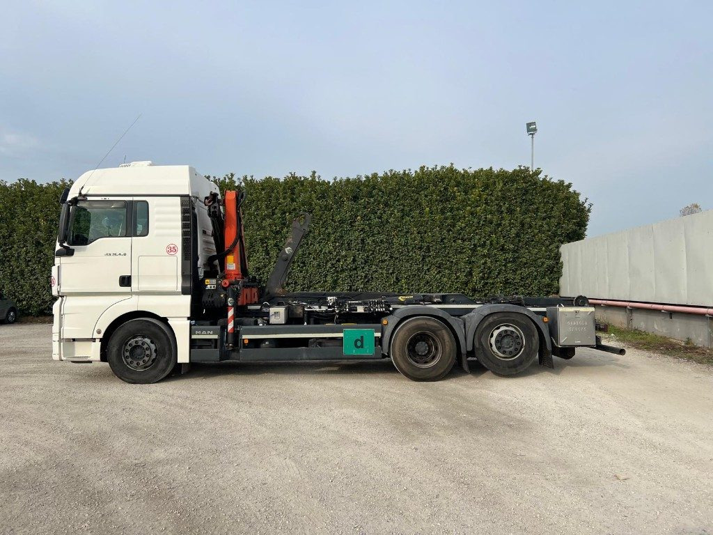 MAN TGX 26.480 SCARRABILE CON GRU DIETRO CABINA - Camião polibenne: foto 3 MAN TGX 26.480 SCARRABILE CON GRU DIETRO CABINA - Camião polibenne: foto 3