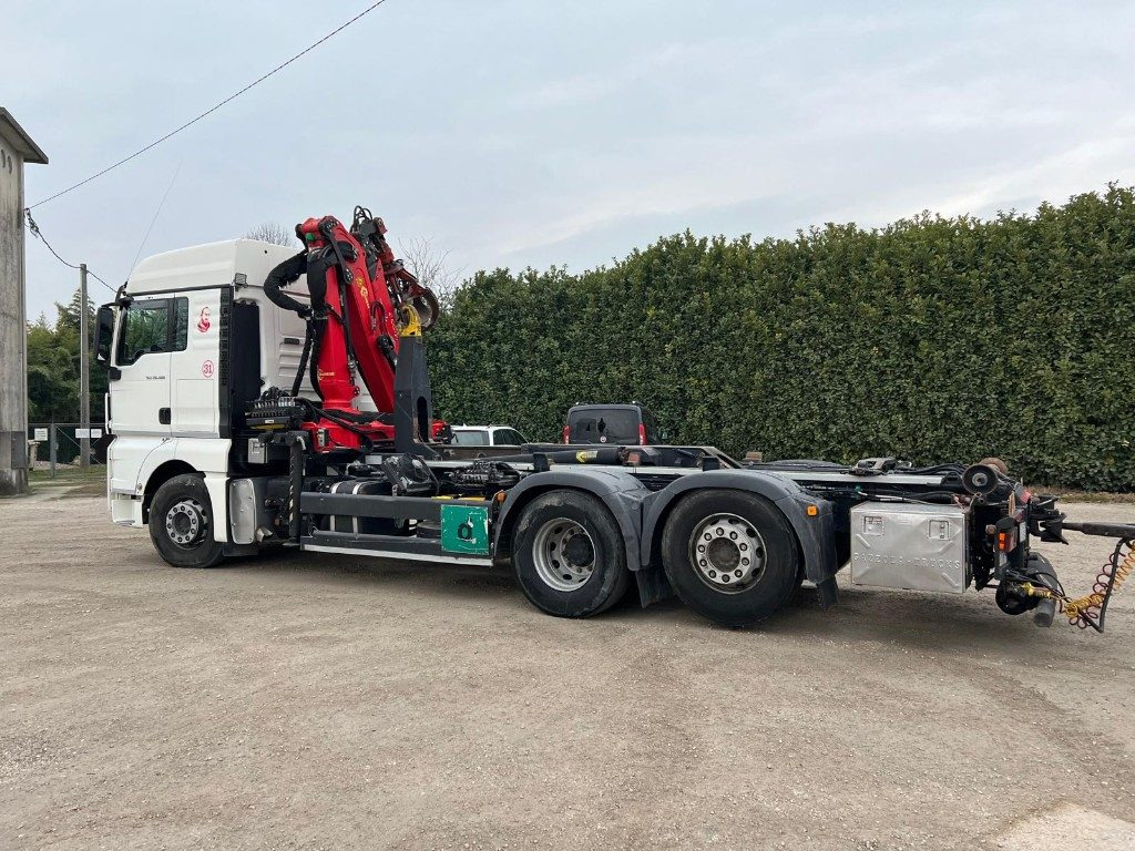 MAN TGX 26.480 SCARRABILE CON GRU - Camião polibenne, Camião grua: foto 4 MAN TGX 26.480 SCARRABILE CON GRU - Camião polibenne, Camião grua: foto 4