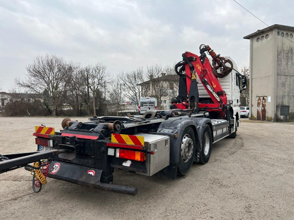 Camião polibenne, Camião grua MAN TGX 26.480 SCARRABILE CON GRU: foto 6