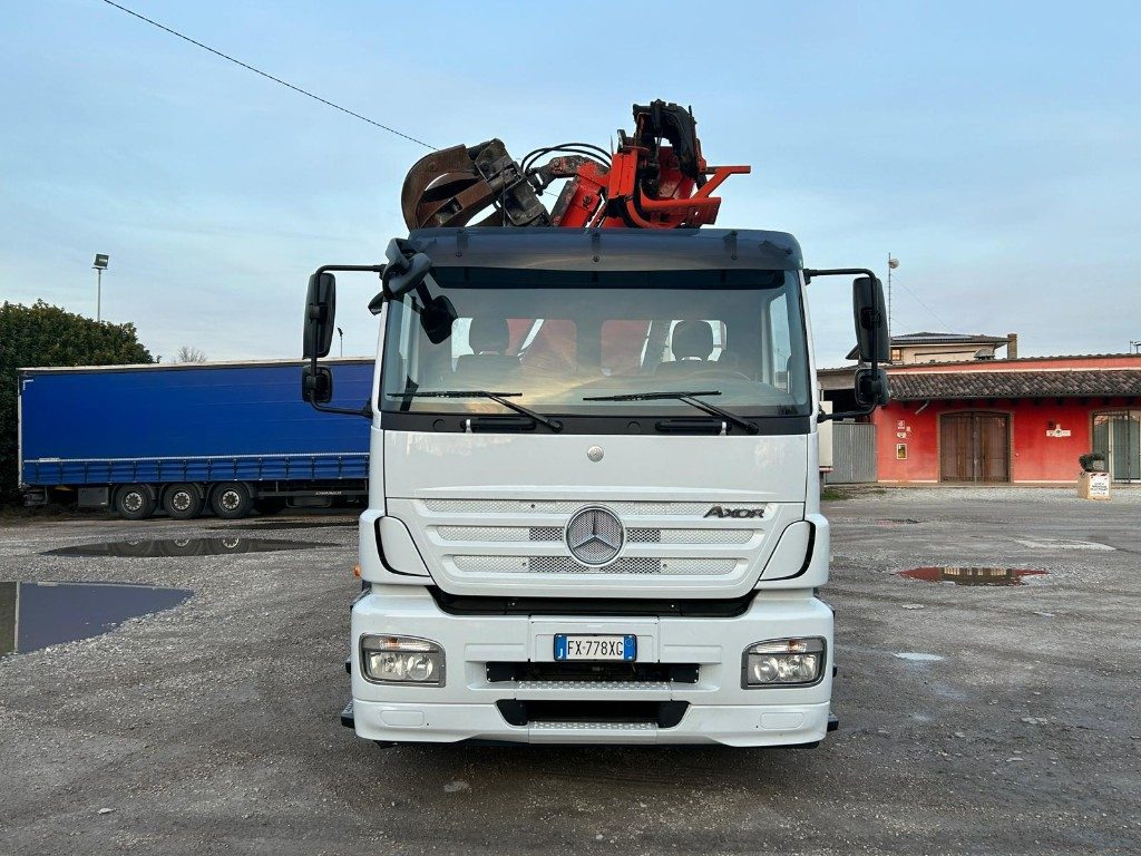 MERCEDES-BENZ MERCEDES AXOR 2533 SCARRABILE CON GRU E POLIPO - Camião polibenne: foto 1 MERCEDES-BENZ MERCEDES AXOR 2533 SCARRABILE CON GRU E POLIPO - Camião polibenne: foto 1