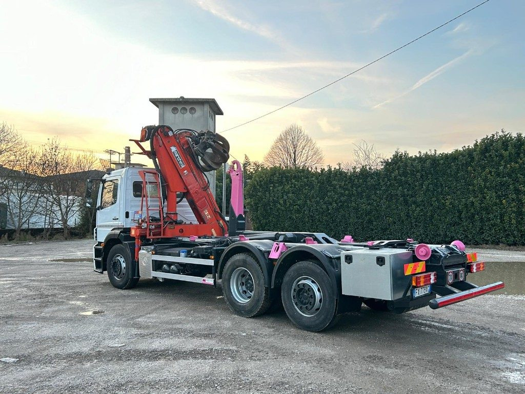 MERCEDES-BENZ MERCEDES AXOR 2533 SCARRABILE CON GRU E POLIPO - Camião polibenne: foto 3 MERCEDES-BENZ MERCEDES AXOR 2533 SCARRABILE CON GRU E POLIPO - Camião polibenne: foto 3
