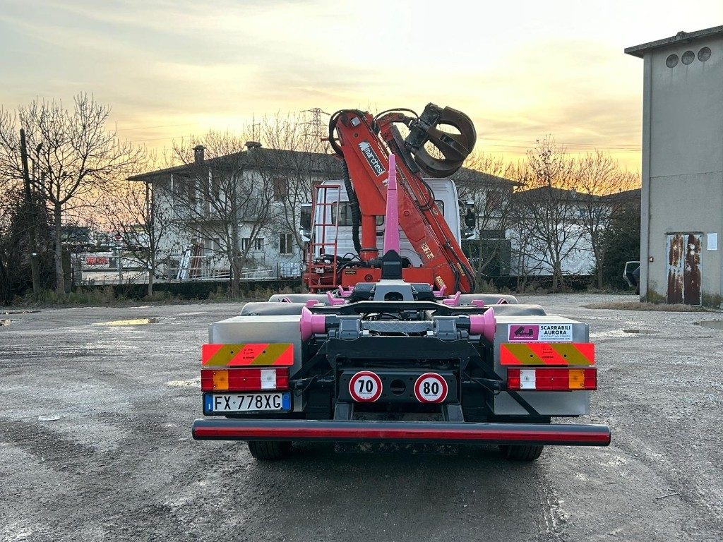 MERCEDES-BENZ MERCEDES AXOR 2533 SCARRABILE CON GRU E POLIPO - Camião polibenne: foto 4 MERCEDES-BENZ MERCEDES AXOR 2533 SCARRABILE CON GRU E POLIPO - Camião polibenne: foto 4