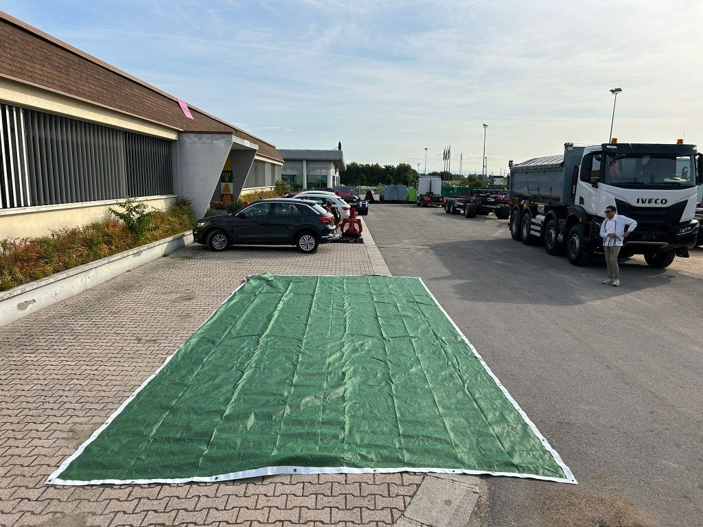 RETE ANTIGRANDINE NUOVA PER COPERTURA CONTAINERS - Carroceria e exterior para Caixa móvel/ Contentor: foto 1 RETE ANTIGRANDINE NUOVA PER COPERTURA CONTAINERS - Carroceria e exterior para Caixa móvel/ Contentor: foto 1