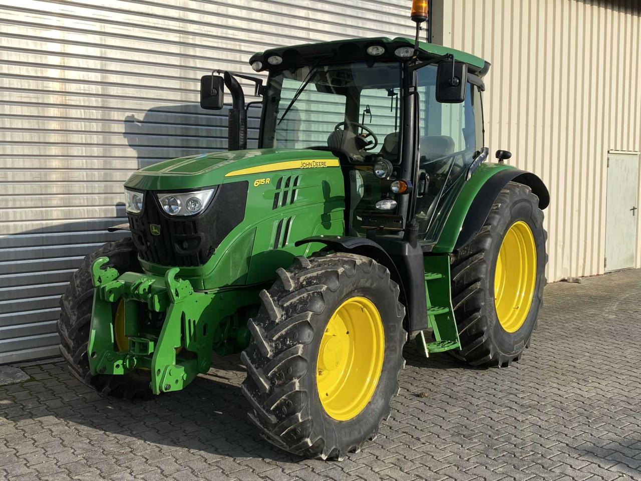Trator John Deere 6115R: foto 8 Trator John Deere 6115R: foto 8