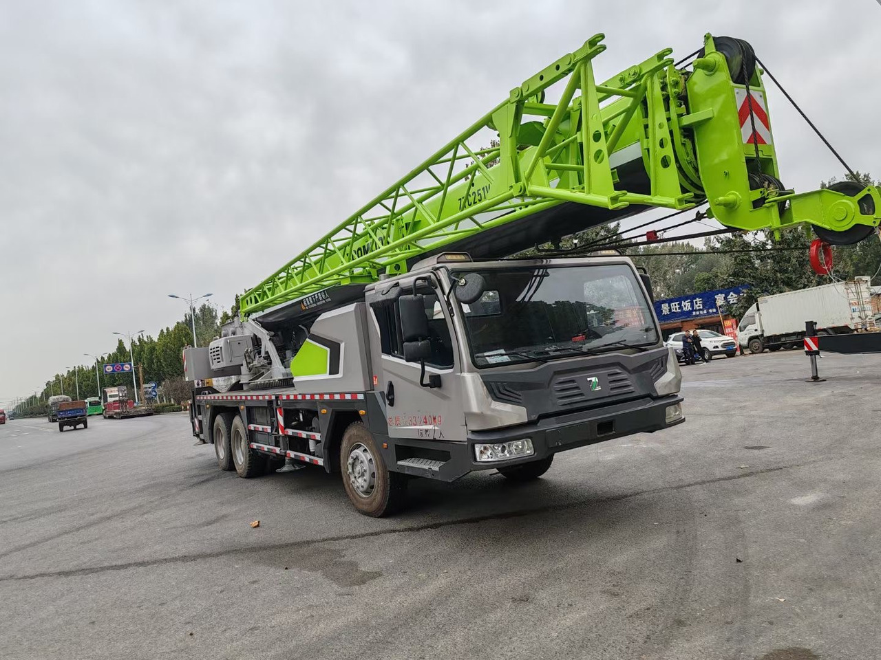 ZOOMLION ZTC251V 25 TON TRUCK CRANE - Grua móvel: foto 2 ZOOMLION ZTC251V 25 TON TRUCK CRANE - Grua móvel: foto 2