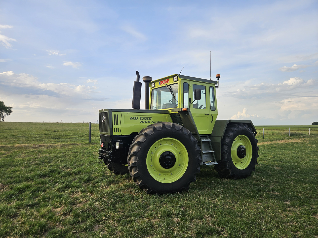 MERCEDES-BENZ MB-TRAC 1600 - Trator: foto 1 MERCEDES-BENZ MB-TRAC 1600 - Trator: foto 1