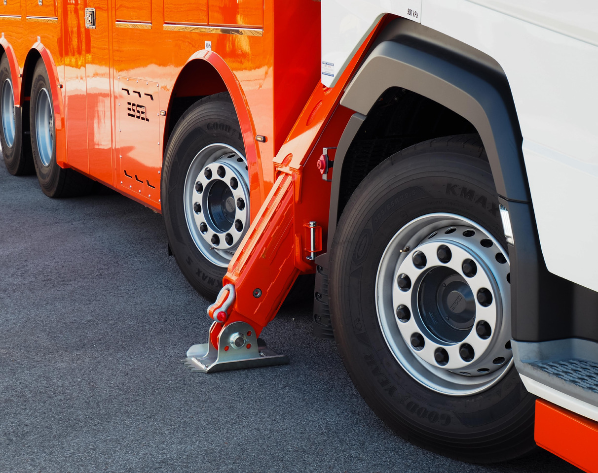 DAF530 FAD 8x4 T-REX 5- winches WHITE RHD - Caminhão reboque: foto 5 DAF530 FAD 8x4 T-REX 5- winches WHITE RHD - Caminhão reboque: foto 5