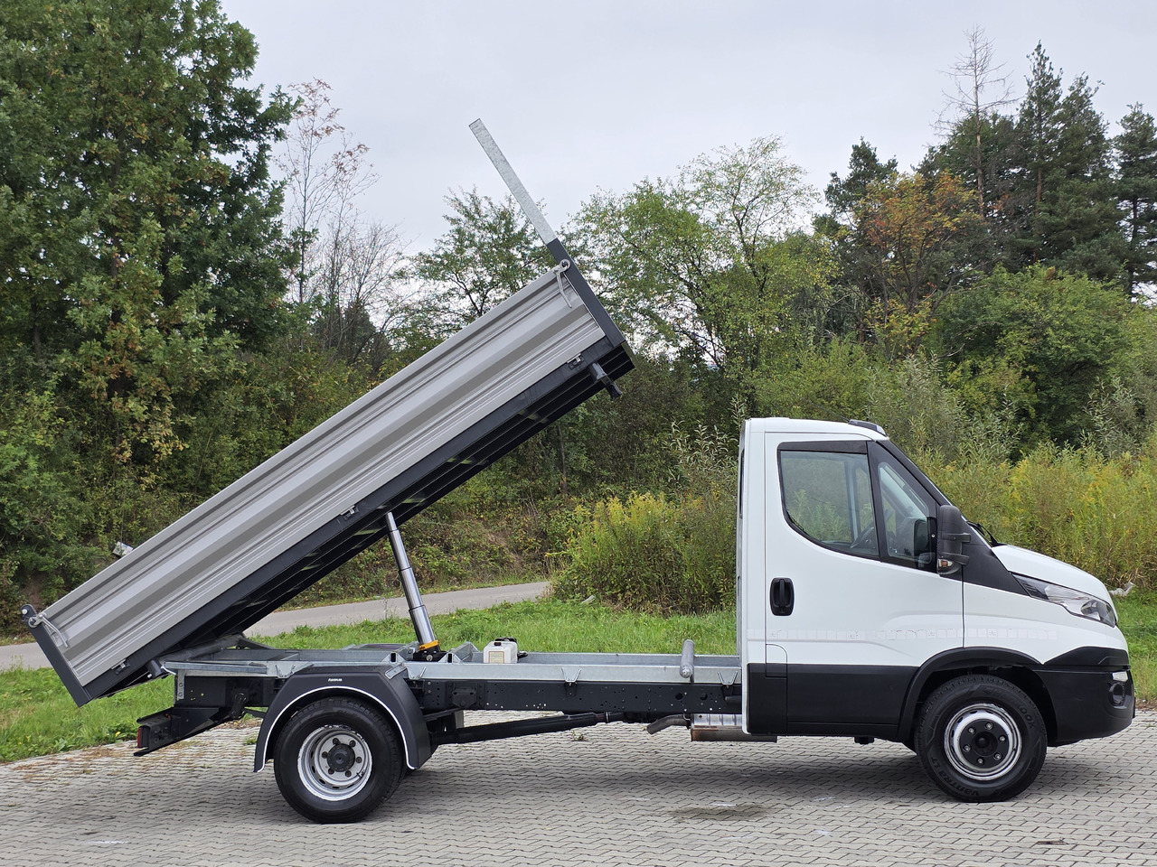 IVECO Daily 70c-17 Wywrotka 3.80 M ! Kiper 3-Stronny ! Klima ! 3.0 HPI * 170 Hp ! Super Stan ! Z Włoch ! - Carrinha basculante: foto 3 IVECO Daily 70c-17 Wywrotka 3.80 M ! Kiper 3-Stronny ! Klima ! 3.0 HPI * 170 Hp ! Super Stan ! Z Włoch ! - Carrinha basculante: foto 3