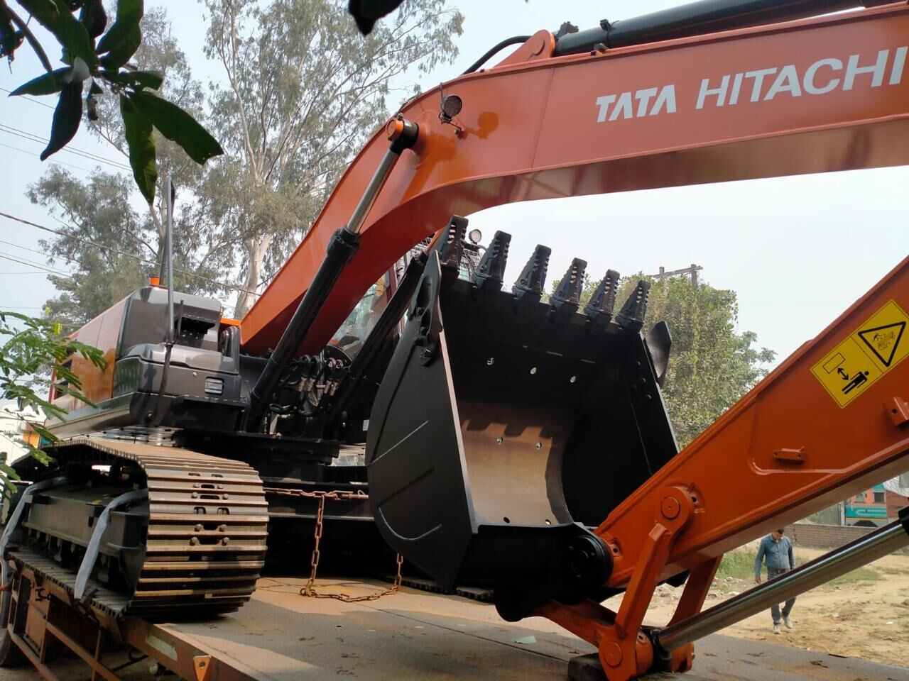 New Hitachi ZX220 LC tracked excavator - Escavadora de rastos: foto 1 New Hitachi ZX220 LC tracked excavator - Escavadora de rastos: foto 1