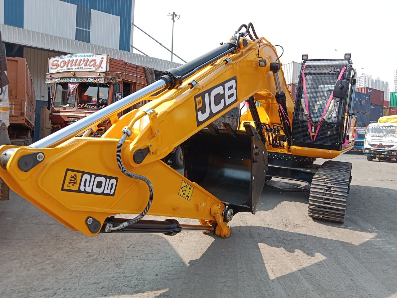 New JCB JS 200 tracked excavator - Escavadora de rastos: foto 1 New JCB JS 200 tracked excavator - Escavadora de rastos: foto 1