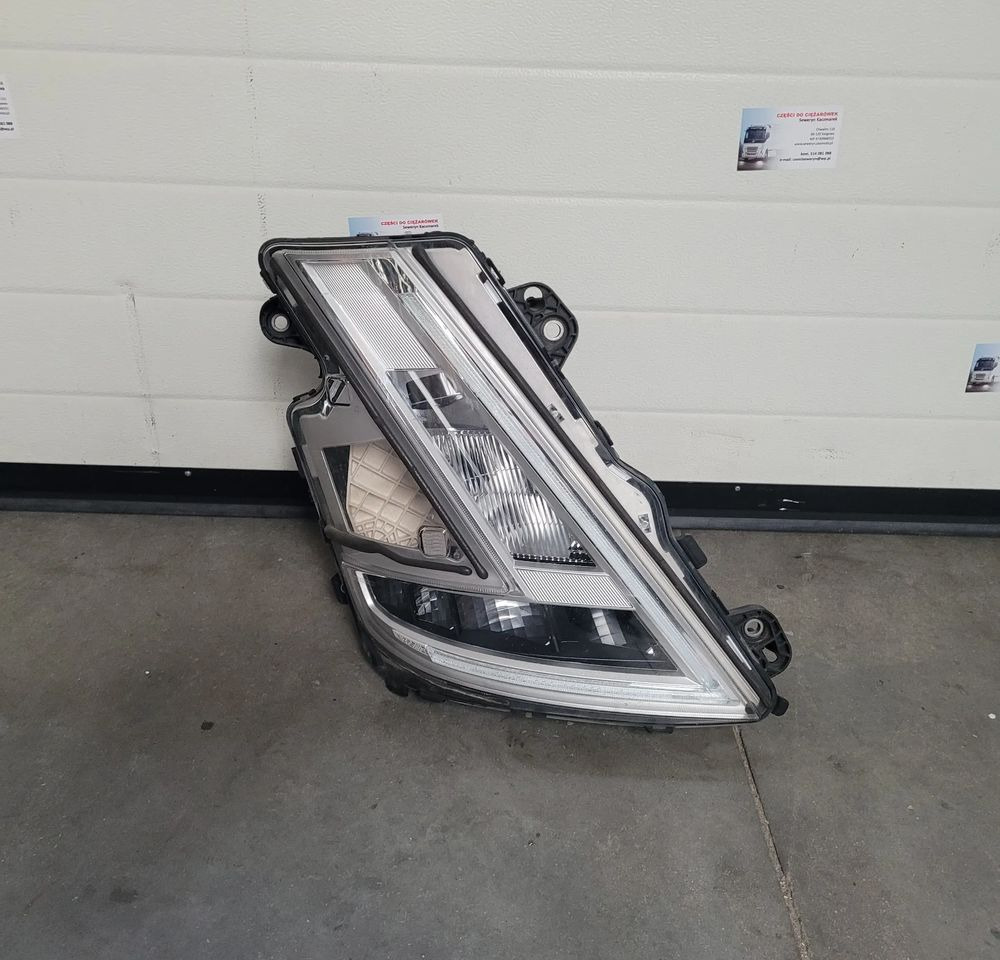 LAMPA LED RH. VOLVO FH5 23752678 ORYGINAŁ CHWALIM116 - Iluminação para Camião: foto 1 LAMPA LED RH. VOLVO FH5 23752678 ORYGINAŁ CHWALIM116 - Iluminação para Camião: foto 1