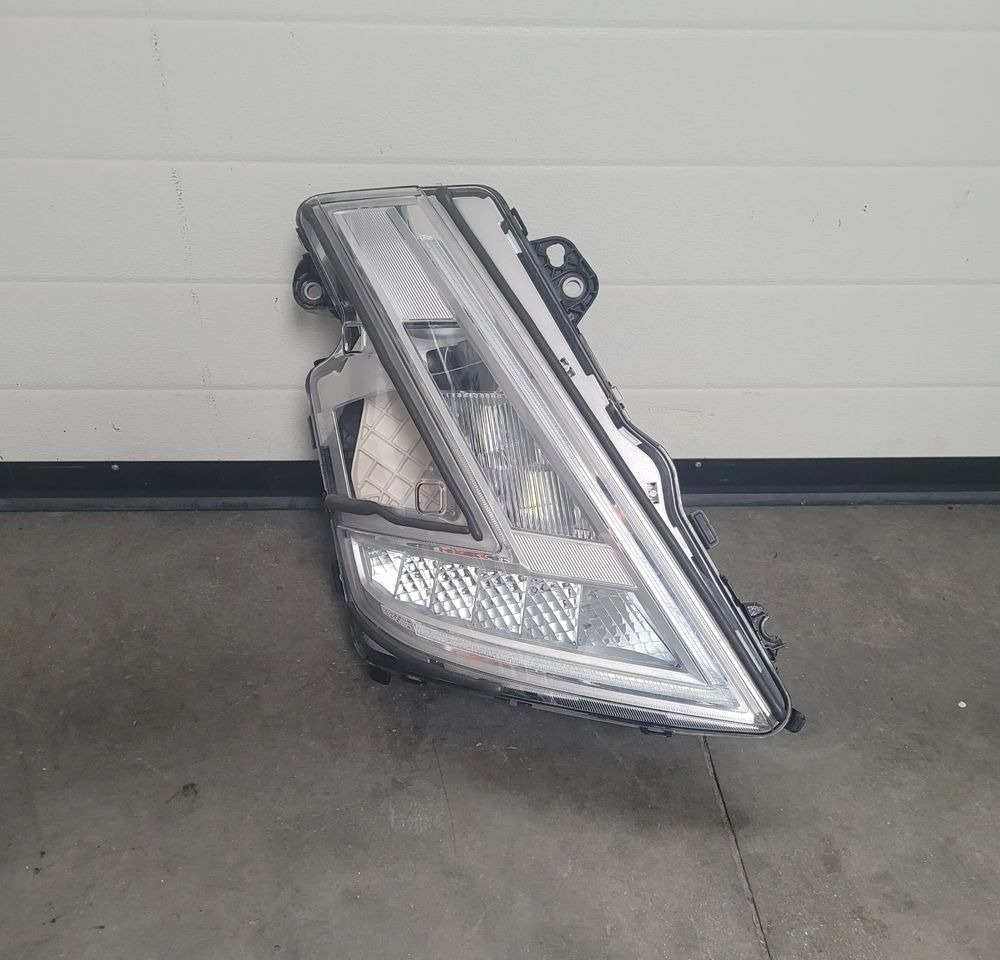 LAMPA LED VOLVO FH5 PRAWA OM 24056510 ORYGINAL CHWALIM116 - Carroceria e exterior para Camião: foto 1 LAMPA LED VOLVO FH5 PRAWA OM 24056510 ORYGINAL CHWALIM116 - Carroceria e exterior para Camião: foto 1