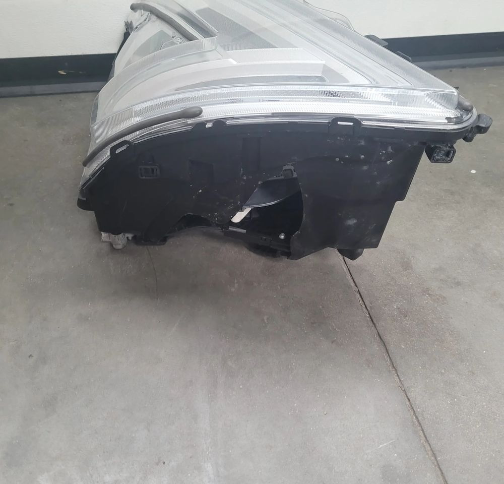 LAMPA LED VOLVO FH5 PRAWA OM 24056510 ORYGINAL CHWALIM116 - Carroceria e exterior para Camião: foto 5 LAMPA LED VOLVO FH5 PRAWA OM 24056510 ORYGINAL CHWALIM116 - Carroceria e exterior para Camião: foto 5
