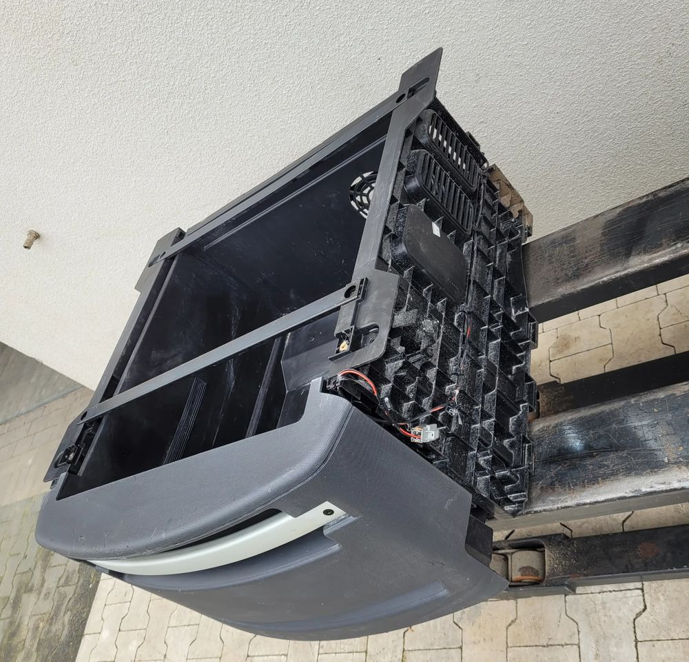 SCHOWEK LODOWKI RENAULT RANGE T 82313425 wysoka kabina - Cabine e interior para Camião: foto 3 SCHOWEK LODOWKI RENAULT RANGE T 82313425 wysoka kabina - Cabine e interior para Camião: foto 3