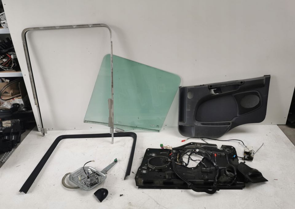 SZYBA TANPICERKA MECHANIZM ZAMEK SCANIA CP PRAWA - Porta e peças para Camião: foto 1 SZYBA TANPICERKA MECHANIZM ZAMEK SCANIA CP PRAWA - Porta e peças para Camião: foto 1