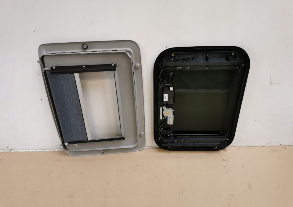 SZYBERDACH VOLVO FH 12 13 ORYGINAŁ 20379286 - Carroceria e exterior para Camião: foto 2 SZYBERDACH VOLVO FH 12 13 ORYGINAŁ 20379286 - Carroceria e exterior para Camião: foto 2