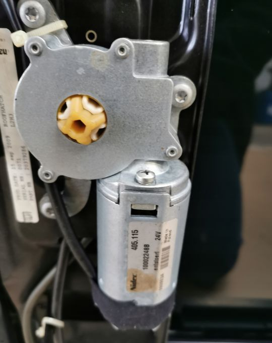 SZYBERDACH VOLVO FH 12 13 ORYGINAŁ 20379286 - Carroceria e exterior para Camião: foto 4 SZYBERDACH VOLVO FH 12 13 ORYGINAŁ 20379286 - Carroceria e exterior para Camião: foto 4