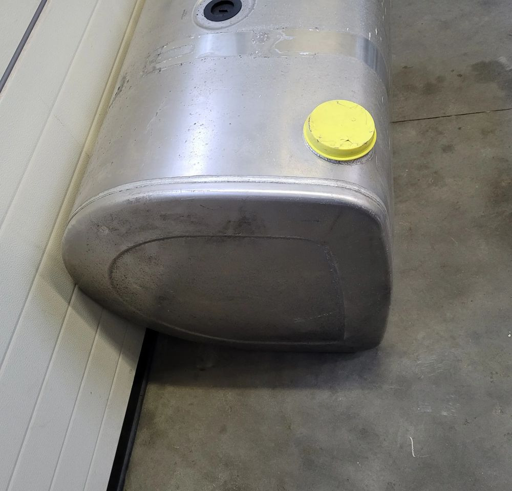 ZBIORNIK PALIWA VOLVO FH4 RENAULT 21516448 450L 110X70X70 - Sistema de combustível para Camião: foto 3 ZBIORNIK PALIWA VOLVO FH4 RENAULT 21516448 450L 110X70X70 - Sistema de combustível para Camião: foto 3