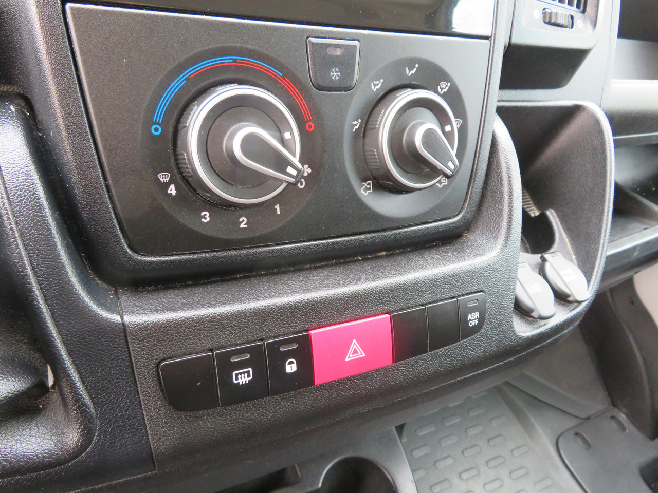 Furgão compacto Citroën Jumper 2.2 BlueHDi - L1H1: foto 12