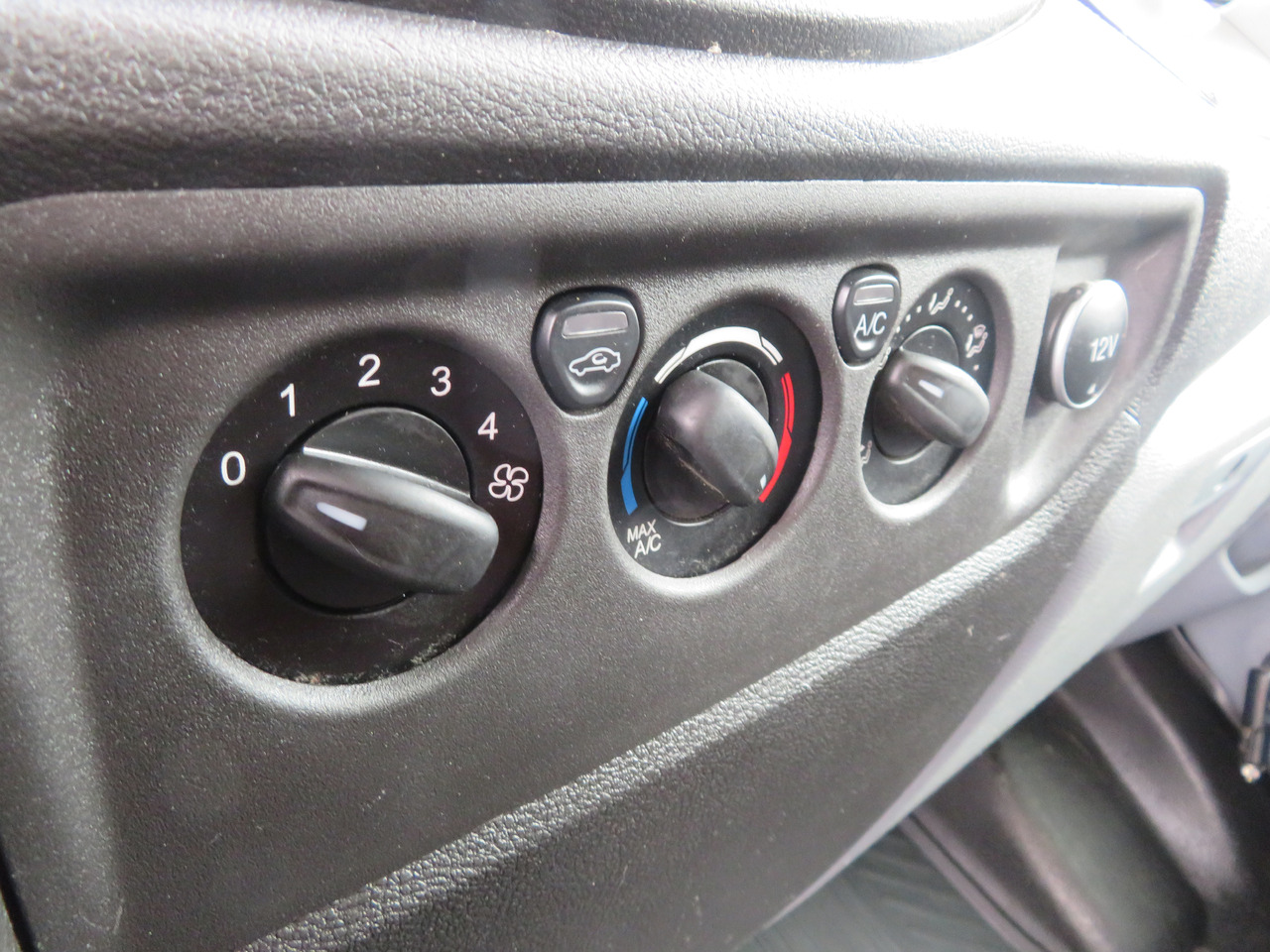 Furgão Ford Transit 2.0tdci - L2H2 Ingericht: foto 14
