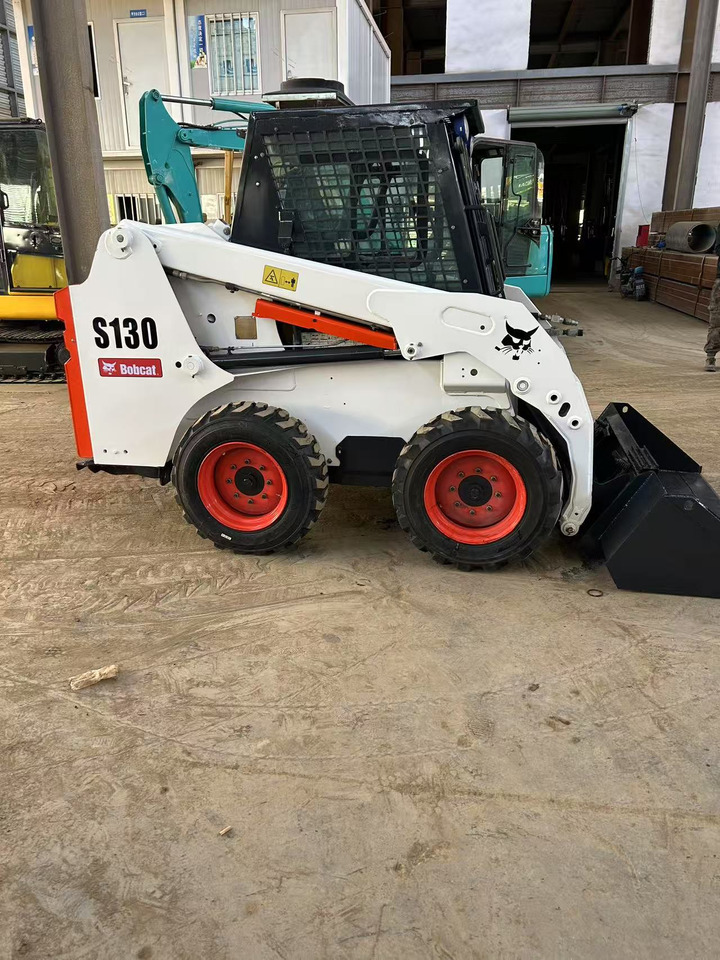 Mini pá carregadora BOBCAT Skid Steer Loader S130: foto 9