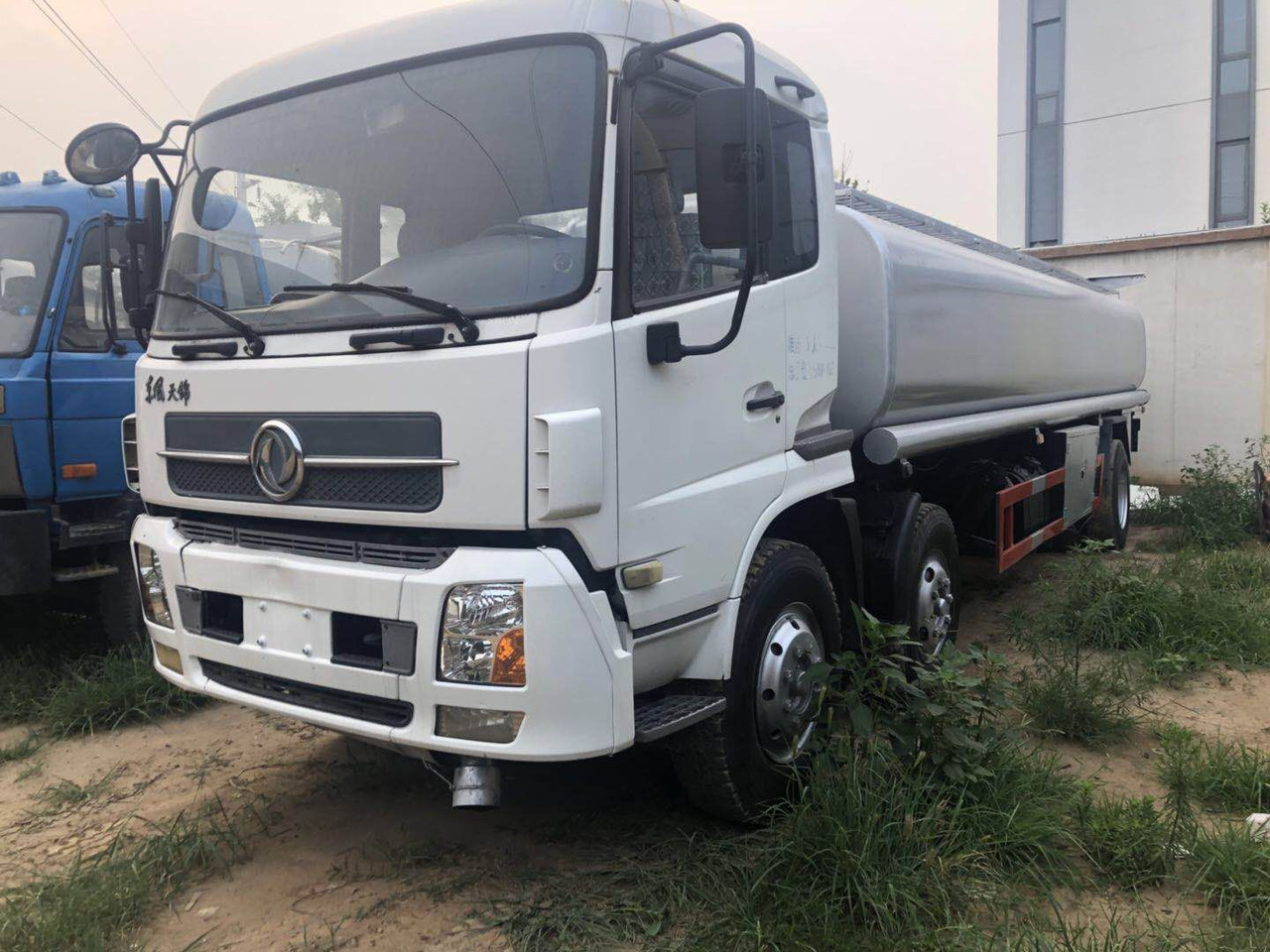 DONGFENG fuel tanker CLICK HERE FOR DISCOUNT - Camião cisterna: foto 2 DONGFENG fuel tanker CLICK HERE FOR DISCOUNT - Camião cisterna: foto 2