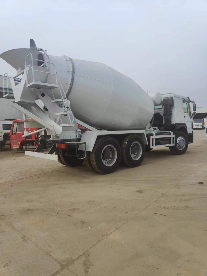 HOWO 375 Cement Mixer Truck 6*4 - Camião betoneira: foto 5 HOWO 375 Cement Mixer Truck 6*4 - Camião betoneira: foto 5