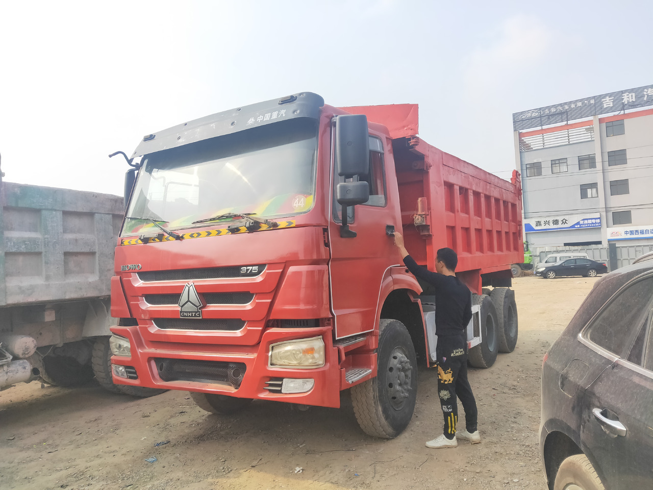 HOWO 375 Dump Truck - Camião basculante: foto 1 HOWO 375 Dump Truck - Camião basculante: foto 1