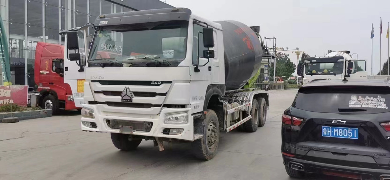 HOWO 6*4 Cement Mixer Truck - Camião betoneira: foto 1 HOWO 6*4 Cement Mixer Truck - Camião betoneira: foto 1
