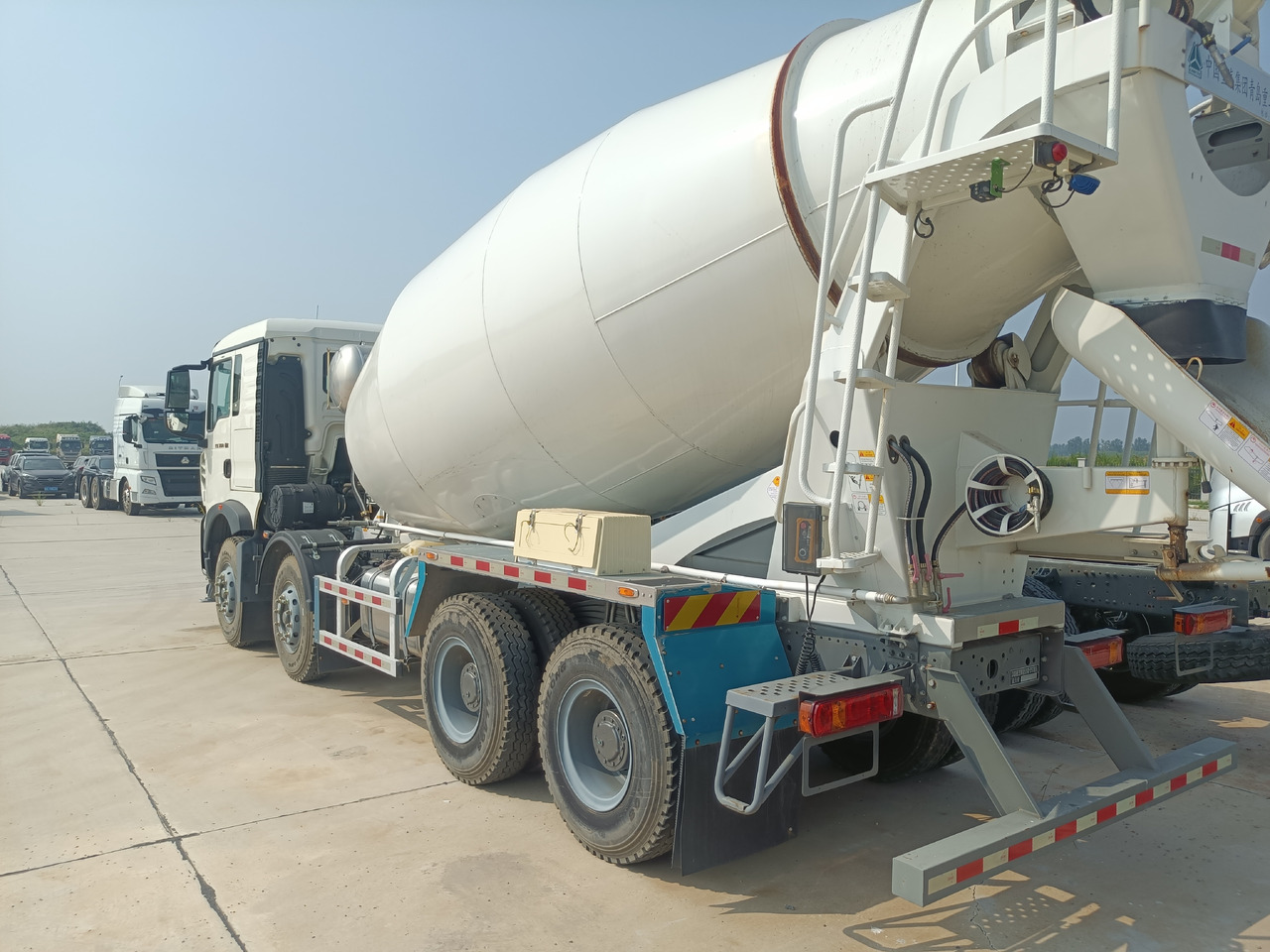 HOWO TX350 Cement Mixer Truck - Camião betoneira: foto 4 HOWO TX350 Cement Mixer Truck - Camião betoneira: foto 4