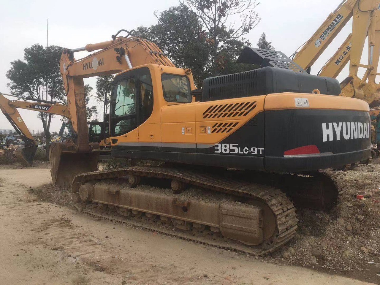 HYUNDAI R385 - Escavadeira de rodas: foto 1 HYUNDAI R385 - Escavadeira de rodas: foto 1